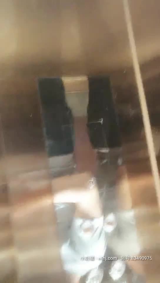 2048社区 - big2048.com@大眼睛圆脸，颜值比肩明星的超级清纯女生，刚入行还很青涩，大兄弟上来就用大鸡巴顶住她的丝袜美臀