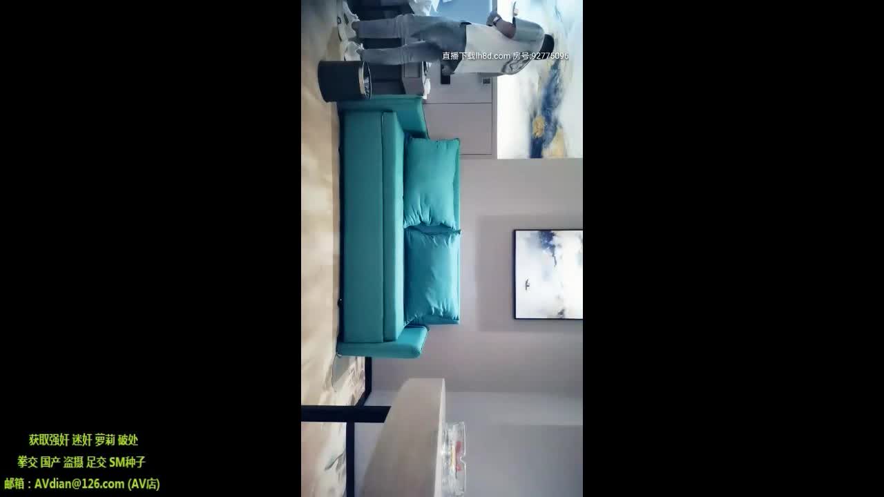 9总全国探花牛仔背带裤长相甜美萌妹，沙发脱衣调情再到床上玩，苗条身材舔弄扛退猛操