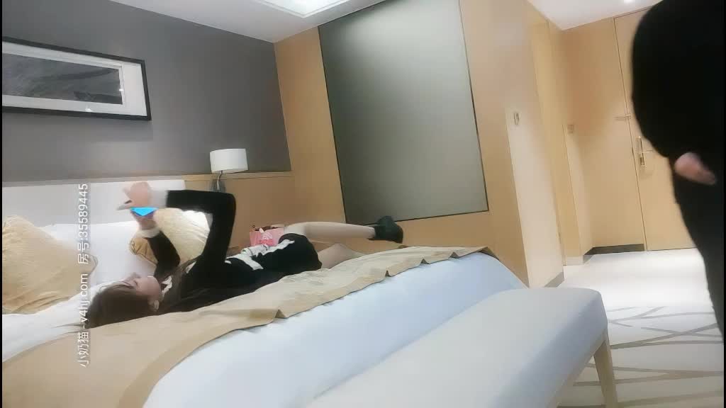 2048社区 - big2048.com@大长腿黑丝女神，大家最爱她的骚舞，穿上黑丝，那翘臀和大长腿简直要人小命