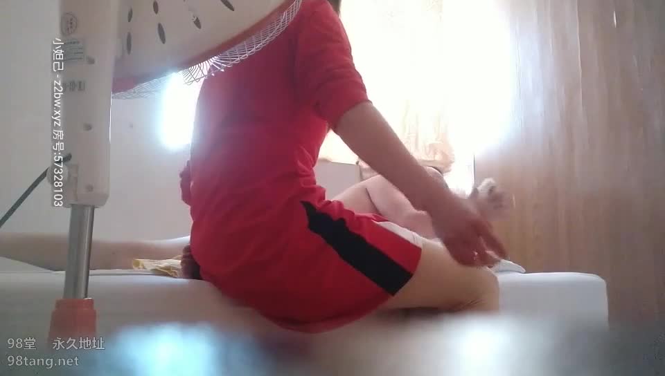 村长出击路边小按摩店打个飞机热热身，再去养生美容院找粉嫩逼逼的老板娘来一炮