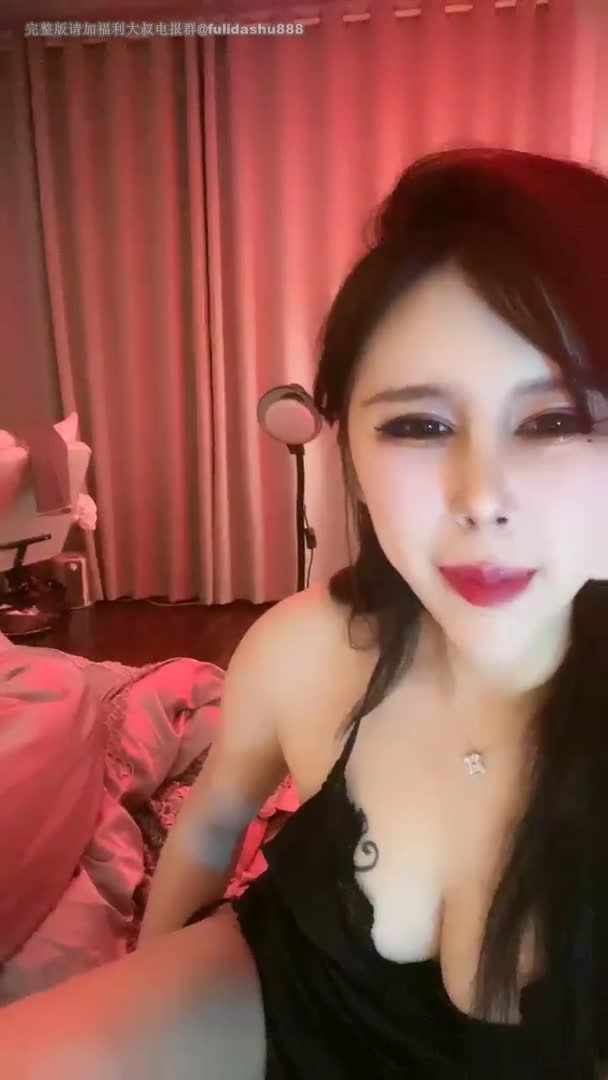 极品网红【奶油草莓】假屌自慰！黑丝美腿无毛肥穴猛捅喷水，手指揉搓阴蒂【90v】 (15)