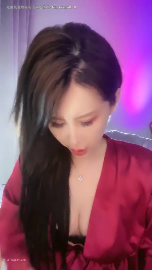 极品网红【奶油草莓】假屌自慰！黑丝美腿无毛肥穴猛捅喷水，手指揉搓阴蒂【90v】 (14)