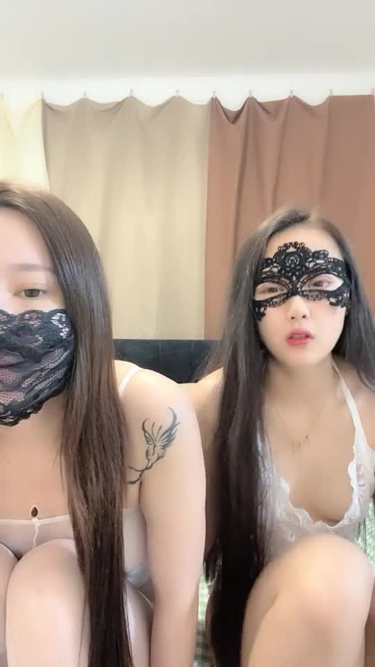 【姐妹榨汁机】二位极品姐妹花服侍大屌男口爆吞精无套射【100v】 (59)