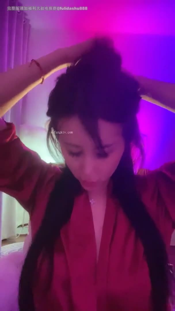 极品网红【奶油草莓】假屌自慰！黑丝美腿无毛肥穴猛捅喷水，手指揉搓阴蒂【90v】 (13)