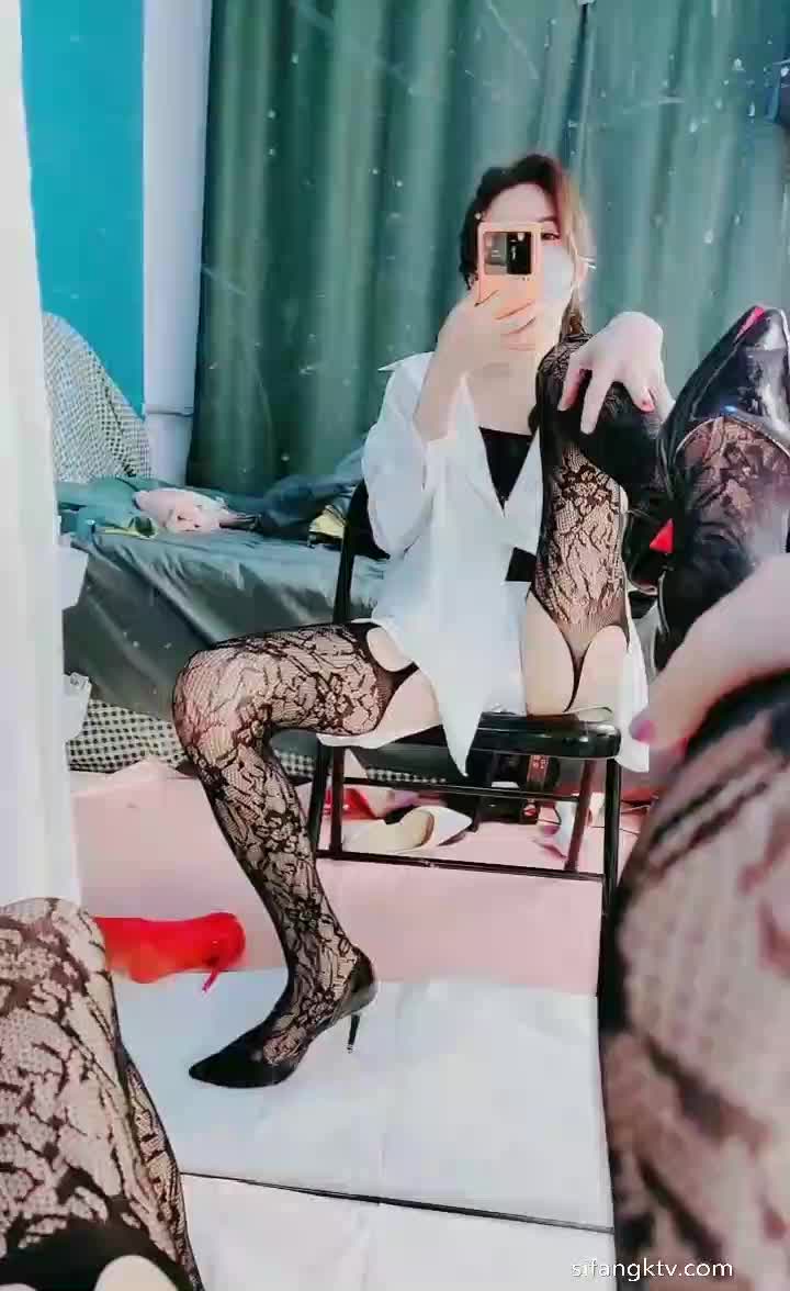 175大长腿骚女主播小丫狸，插插自己的骚浪小穴大黑茄子也满足不了还用各种体位展示自己的大长腿【84v】 (13)