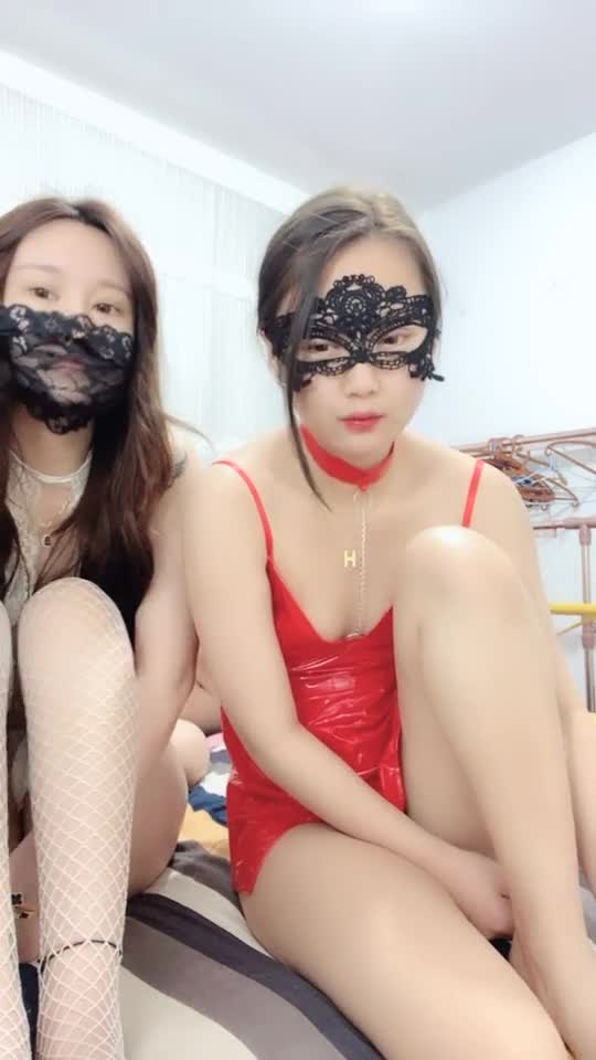 【姐妹榨汁机】二位极品姐妹花服侍大屌男口爆吞精无套射【100v】 (62)