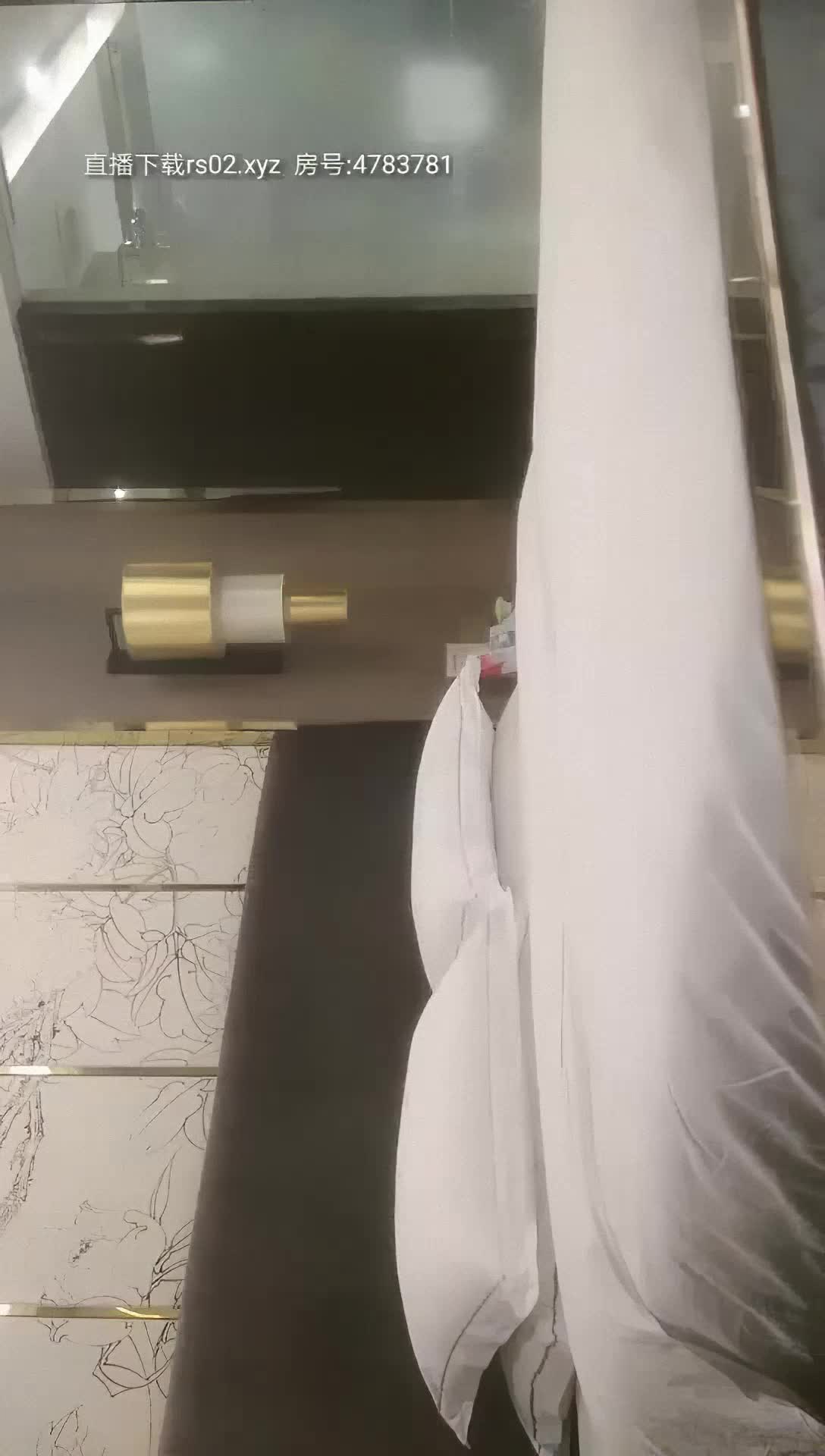 大神经典，外围开拓者，【雀儿满天飞38】极品空姐，性感妩媚大长腿，口活非常了得吸得吱吱响雀儿爽的哇哇叫，超清1080P修复版