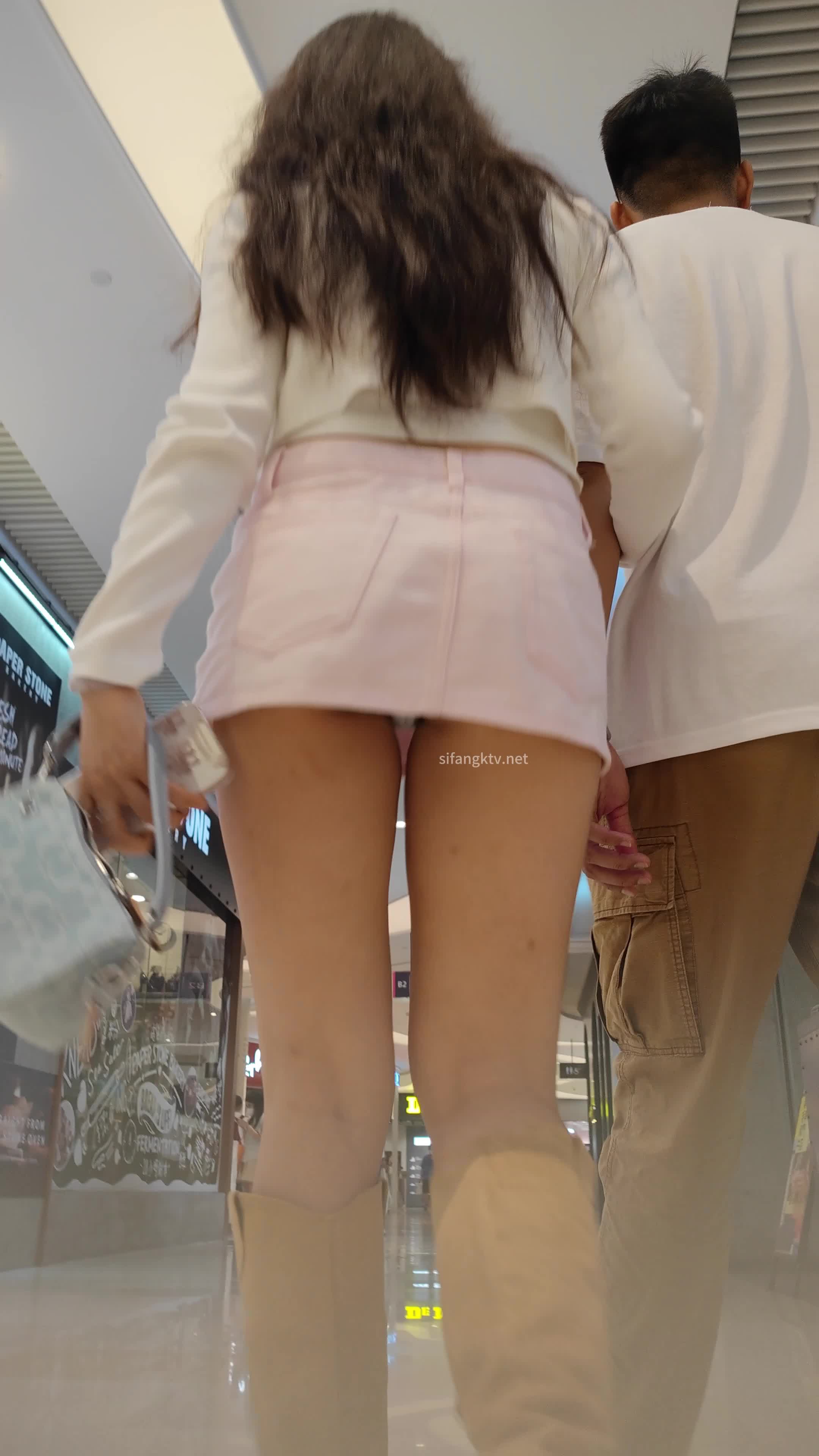 【kxcd】053粉色牛仔短裙少妇带着老公儿子吃饭白色窄内