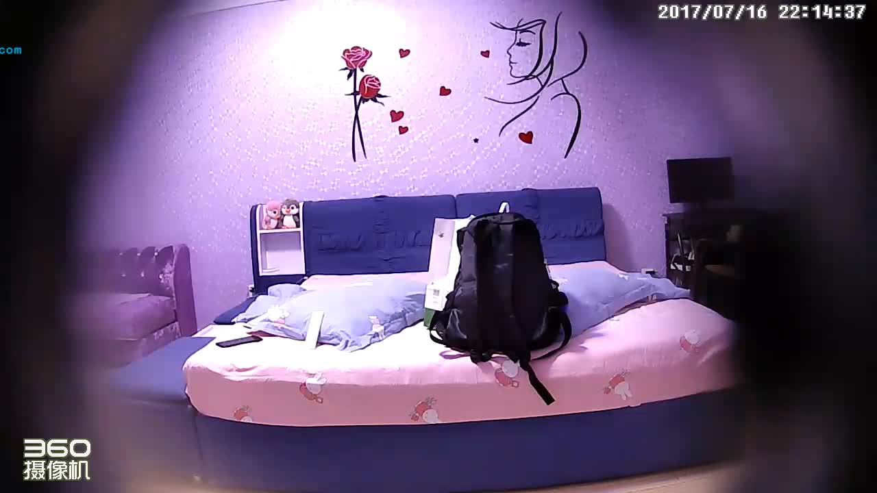 《稀缺房源（玫瑰房）精选极品让你身临其境！》两个美女大学生开房睡觉一个丰满一个苗条