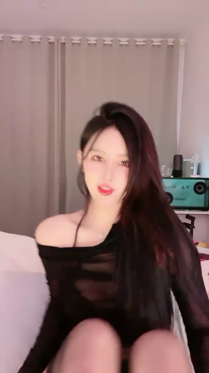 极品网红【奶油草莓】假屌自慰！黑丝美腿无毛肥穴猛捅喷水，手指揉搓阴蒂【90v】 (64)