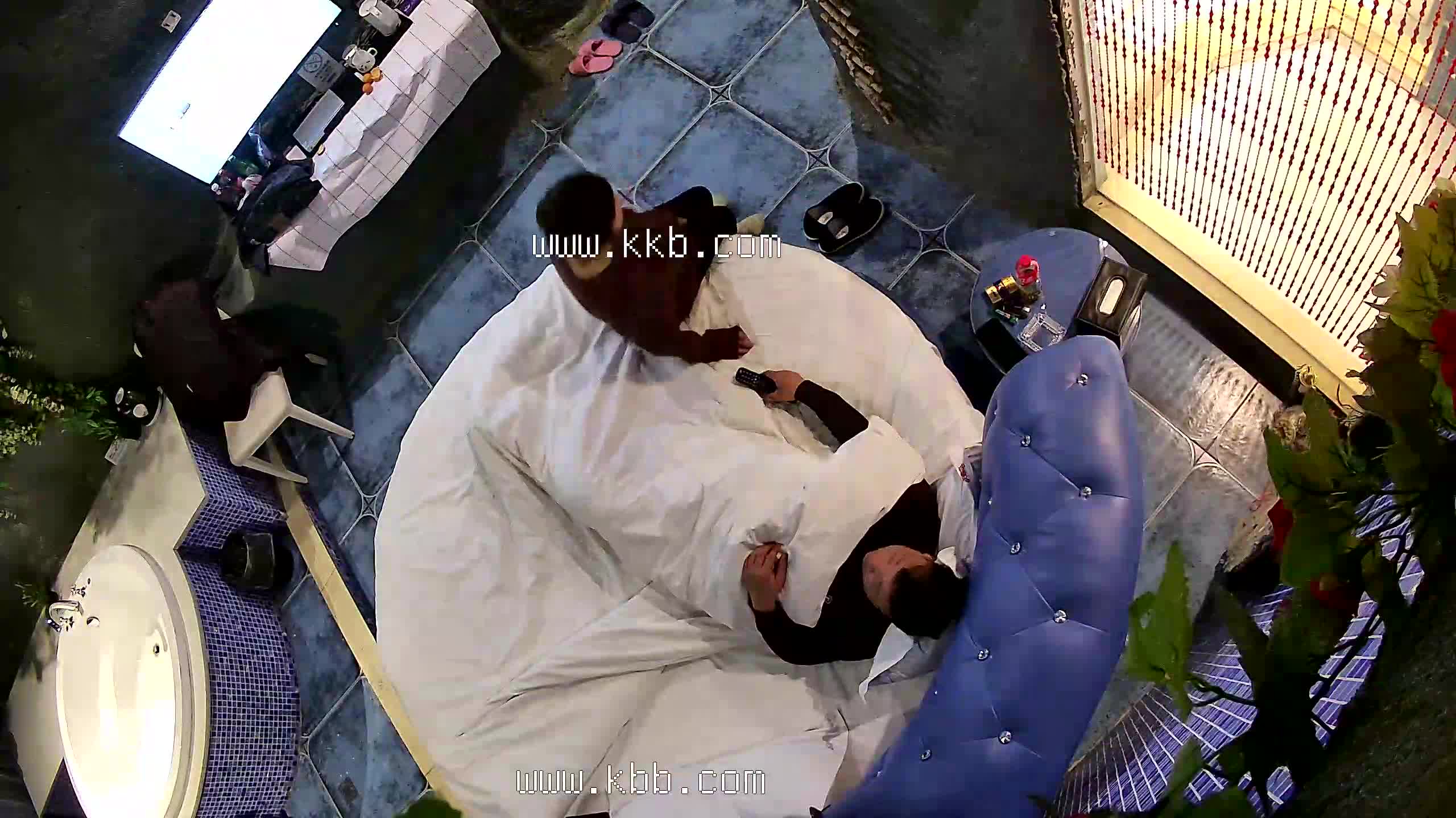 2048.cc@20240209老哥吃完年夜饭幽会情人邻居李嫂 一边草一边看春晚