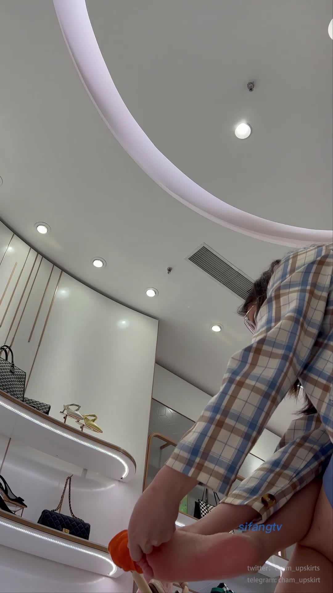 「kfc原创cd」眼镜短裙靓女，宝宝裤包的紧紧的，臭袜子试鞋