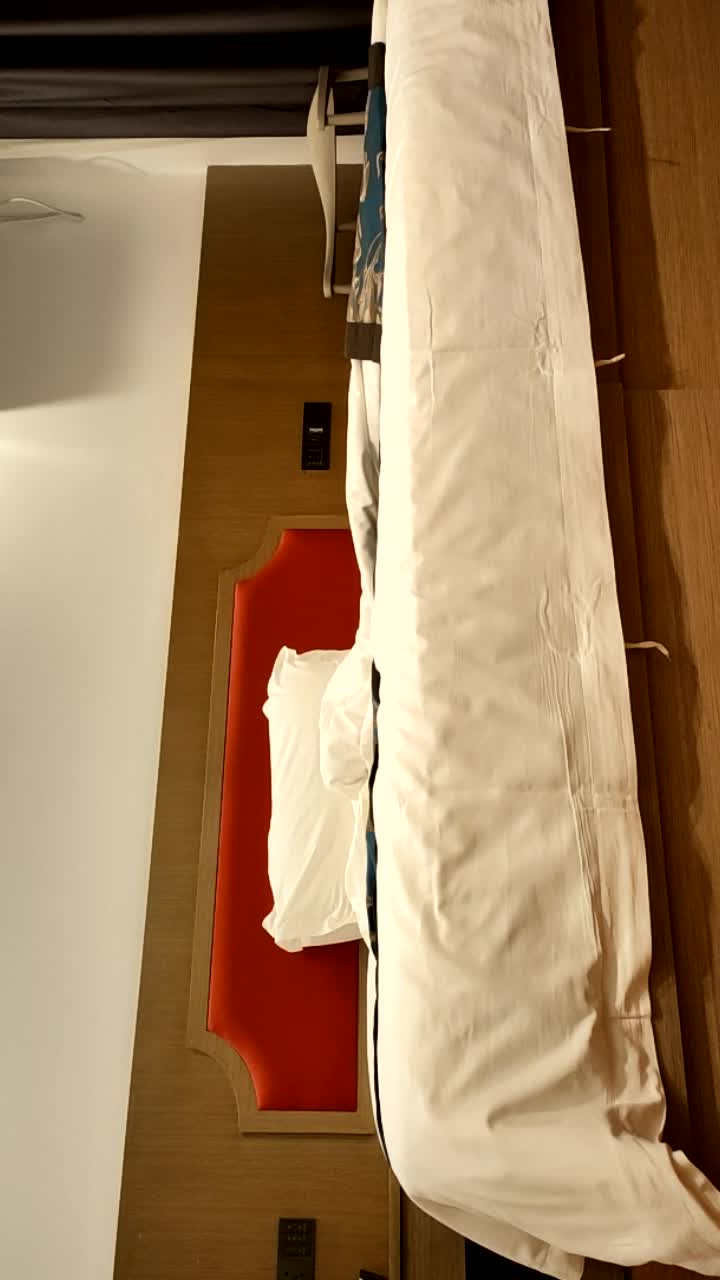 【新片速遞】2023.4.29，【探花郎】，20岁苗条小美女，酒店偷拍，乳头小奶子大，近距离抠逼小鲍鱼内水汪汪，精彩刺激