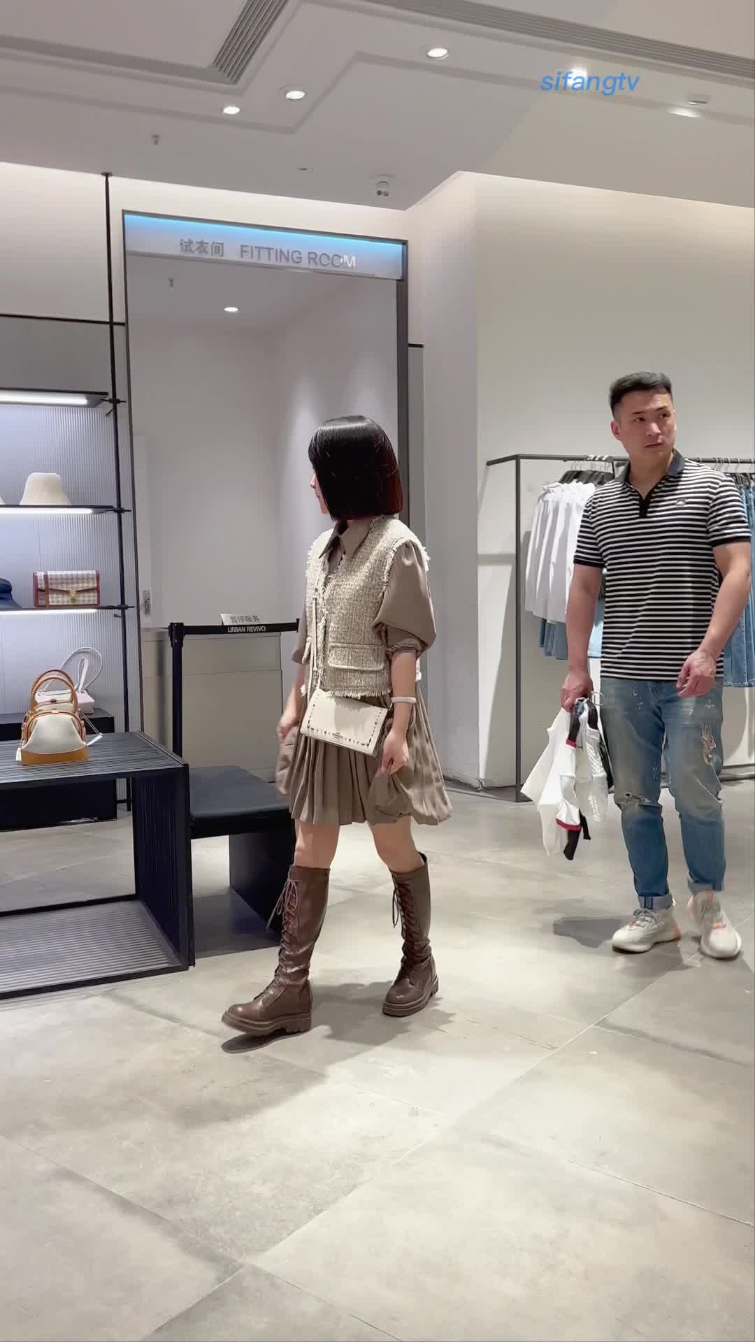 「kfc原创cd」jk靓女要买包老公不给,当街发脾气.白色透明内