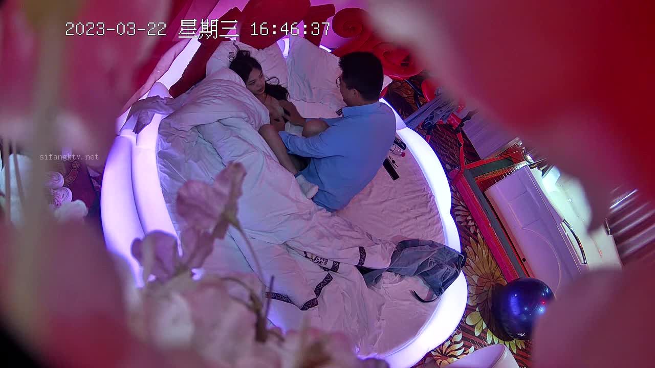 gc2048.com-新流出情趣酒店高清偷拍 眼镜哥提前下班和单位骚女同事开房吃快餐