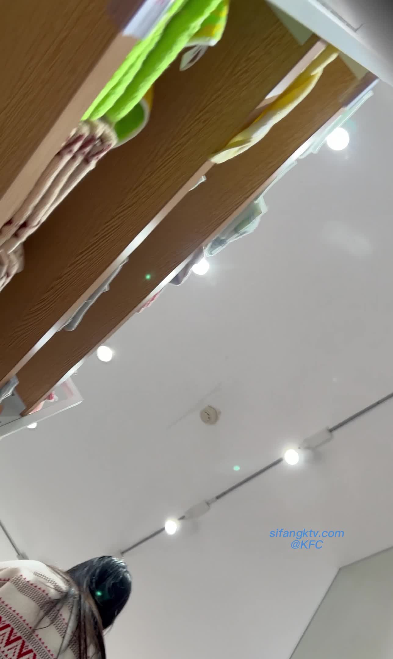 trump060【kfc-917】★★学姐风超短裙逛gai。浅灰色内内夹紧尿黄了