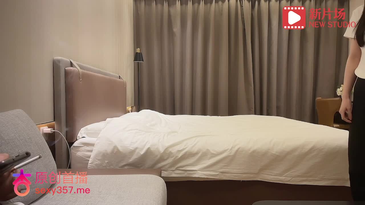 探花田伯光3000约了一个文员兼职外围，皮肤雪白配合度高，抽插过猛还干出了血_(1)