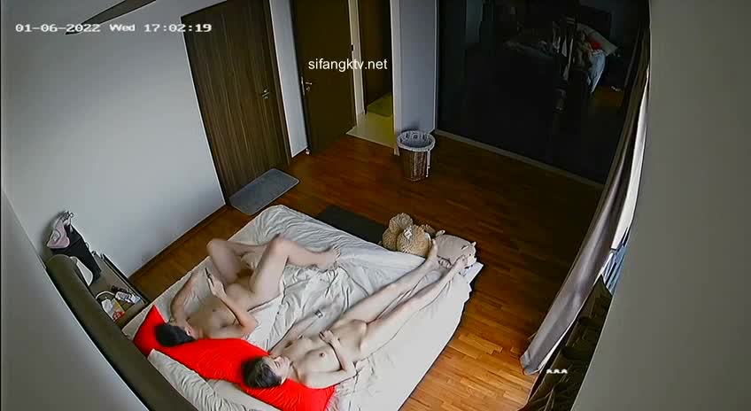 黑客破解家庭网络摄像头偷拍 奇葩夫妻欢乐多 新姿势站立搞逼拍视频留念