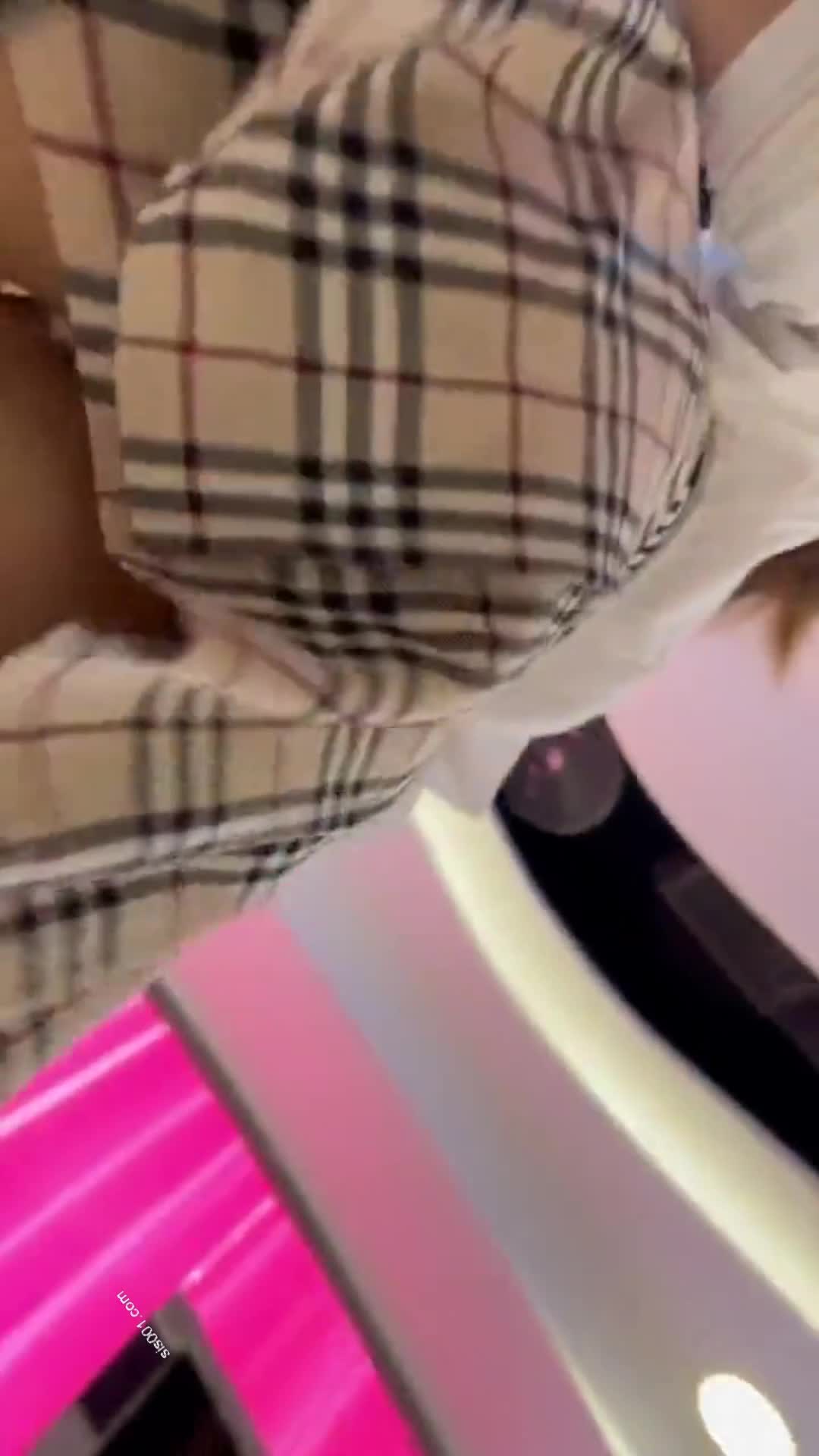 gc2048.com-跟随抄底漂亮美眉