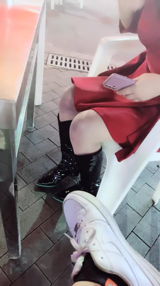 用金钱诱惑拜金大学生兼职【周导演员海选】夏日集结众多美女，淫窟内群P 户外勾搭【99v】 (60)