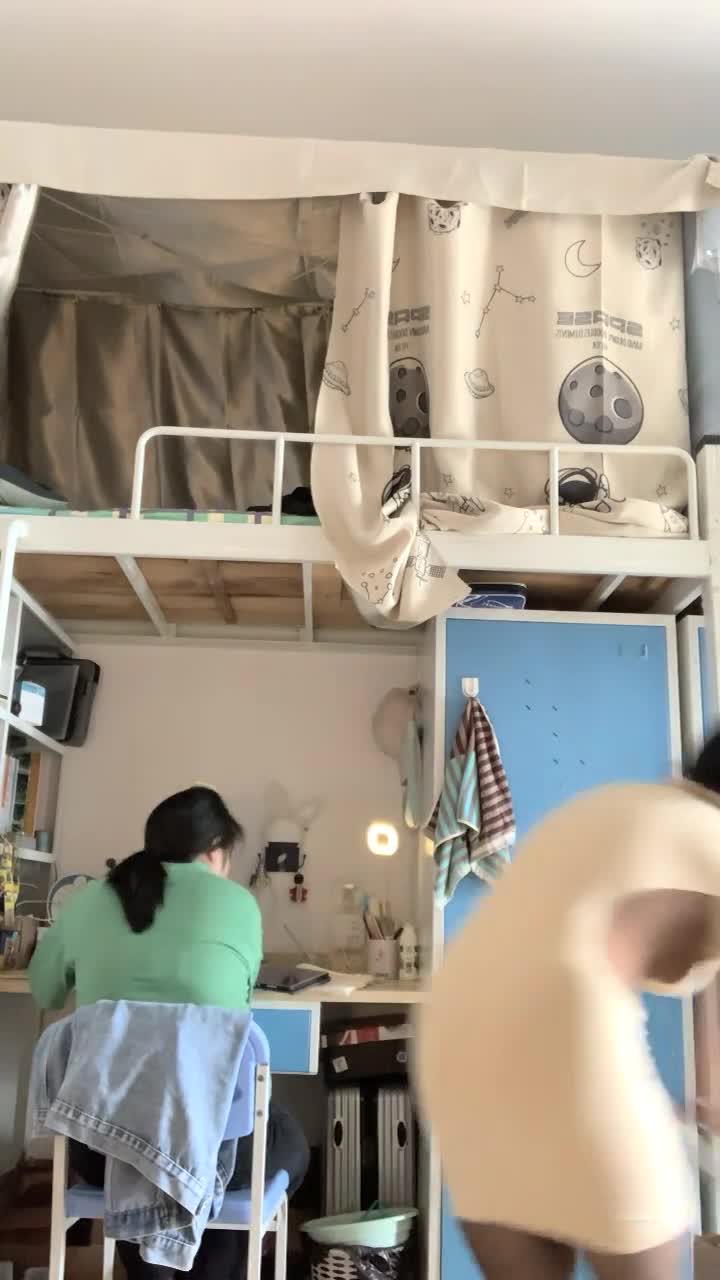 用金钱诱惑拜金大学生兼职【周导演员海选】夏日集结众多美女，淫窟内群P 户外勾搭【99v】 (32)