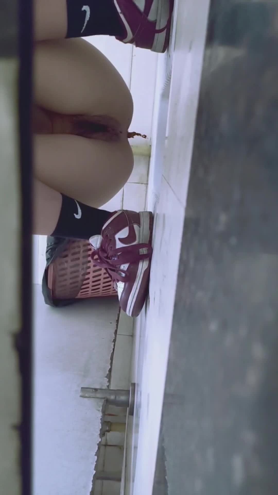 单位女厕近距离偷窥长发美女的多毛小嫩鲍