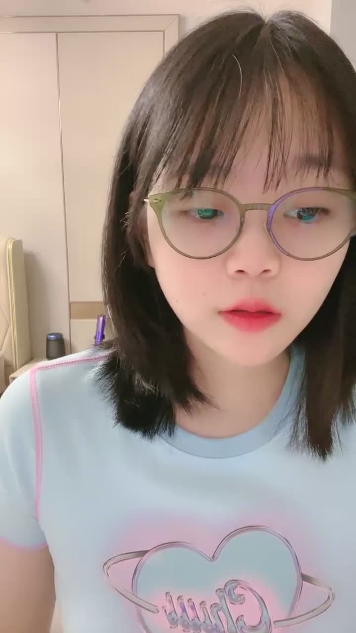 绿播转黄【猫猫兔】蜜桃臀~萌萌眼镜学妹~裸舞~道具秀【41V】 (21)