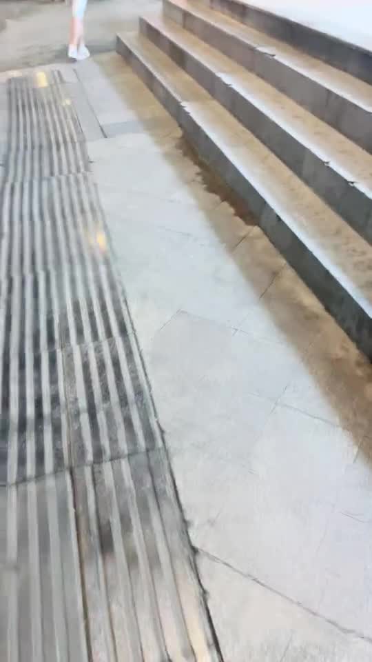 用金钱诱惑拜金大学生兼职【周导演员海选】夏日集结众多美女，淫窟内群P 户外勾搭【99v】 (56)