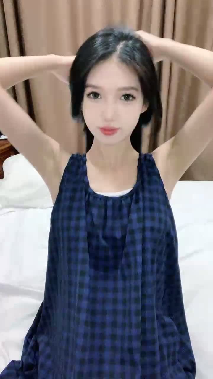 9分颜值极品女神！甜美性感又迷人！美女赚钱换手机，性感吊带黑丝美腿，假屌后入无毛美穴