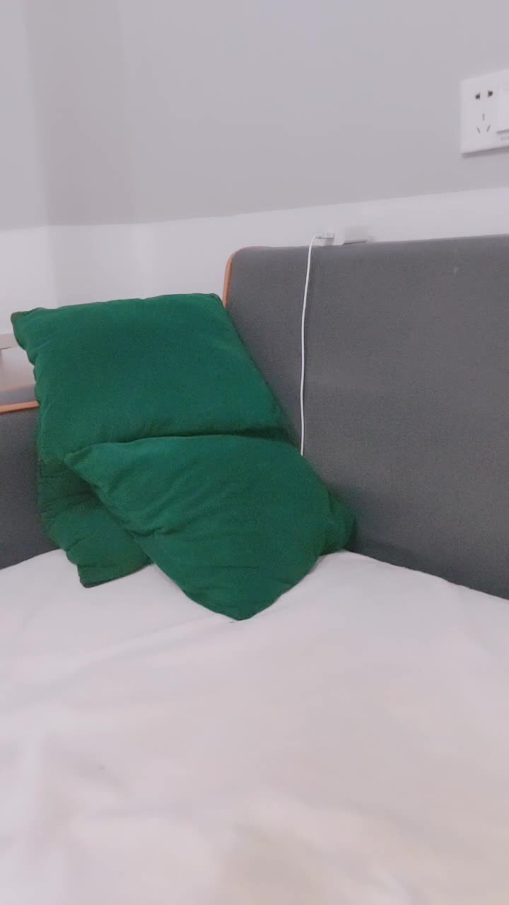 双马尾萌妹【19小萝莉】，一线天无毛美鲍，各种道具自慰，淫水狂喷~9月直播合集【29V】 (29)