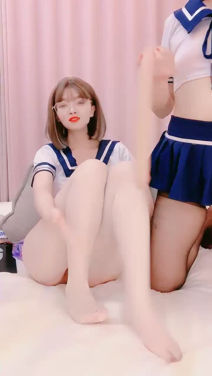 无套双飞姐妹花~边啪啪边舔玉足【可欣儿】鸡巴 假阳具双洞齐开 百合互插【85v】 (75)