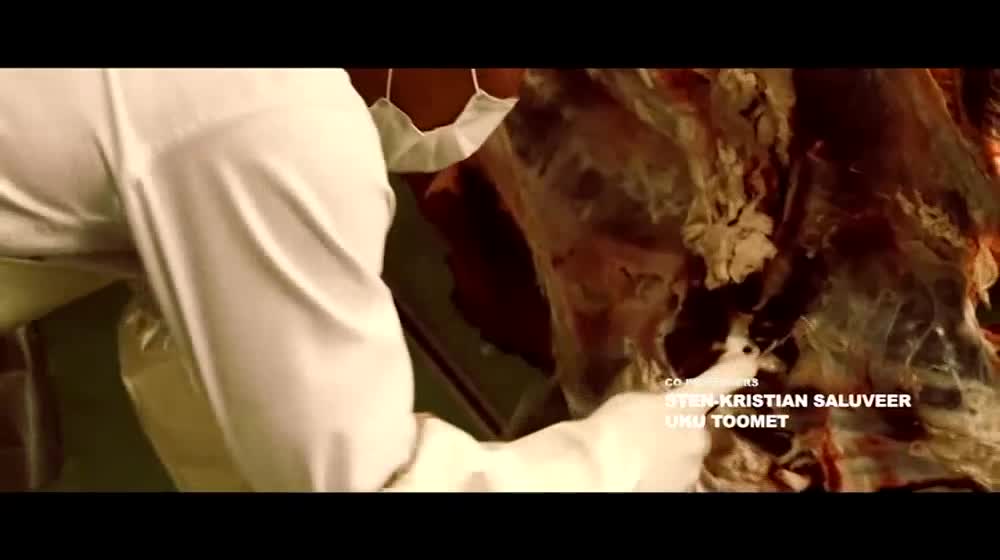 【#愤怒的画家 （韩国 2015） 】编号： #RJ2024012728主演：#刘俊相 导演：#全圭焕 标签：#日韩剧情 【剧情介绍】海报中，疾走於愤怒世界的浪漫骑士和他深爱的爱沙尼亚恋人热烈相拥。两人都是赤身L体，对彼此的肉体充满渴望，享受著极致的快感。 同时公开的拍摄现场照片中可以看到，演员和工作人员为了做出有触动力的影像，积极尝试各种挑战。 《愤怒的画家》是一副复古大尺度影片，讲述了两个猎人追逐恶魔一般的杀人魔的故事。刘俊相担任主角，饰演描绘冷漠世间的画家。