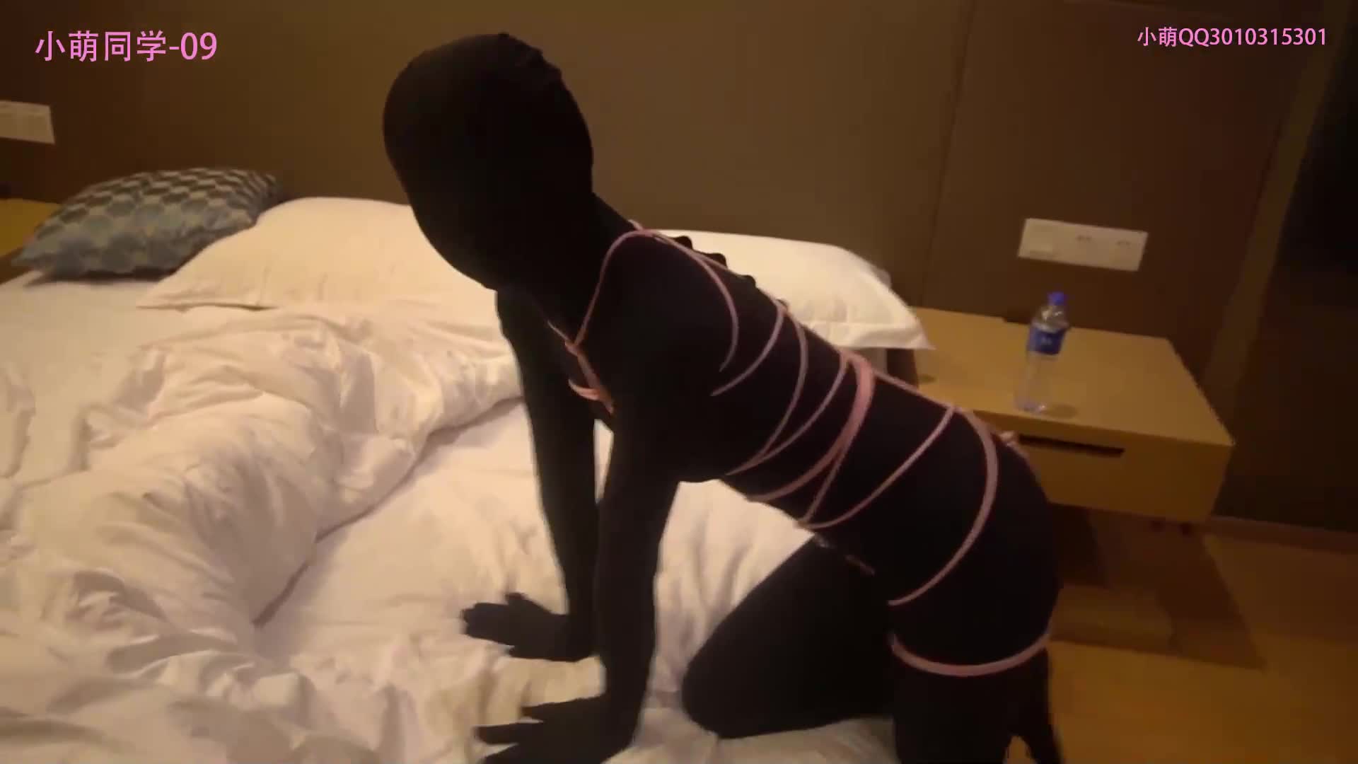 ri.bi@XIAOMENG020 zentai 龟甲缚的艺术体验，皮革头套束缚 黑色保鲜膜包裹挠脚！