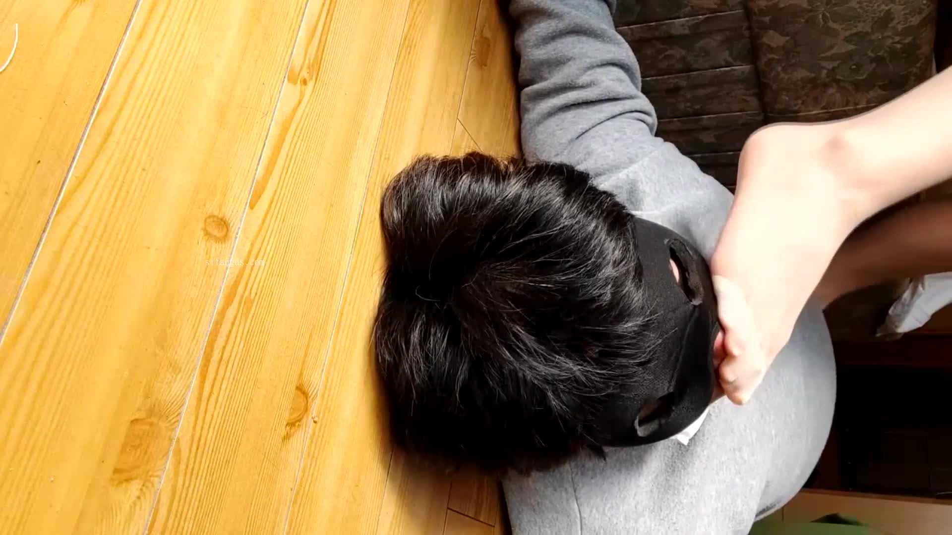 这次拍摄了Sana用自拍杆让受虐狂男人舔自己的丝袜，并用丝袜踩踏他的场景。从受虐狂男人的视角拍摄了仿佛被踩踏舔舐的震撼视频。她踩踏他的脸，将脚趾伸进他的嘴里，用另一只脚隔着裤子恶作剧地刺激他勃起的阴茎。甚至可以看到丝袜里的脚趾，脚底特写镜头袭击你。充满了让人想被踩踏和舔舐的恋物癖！