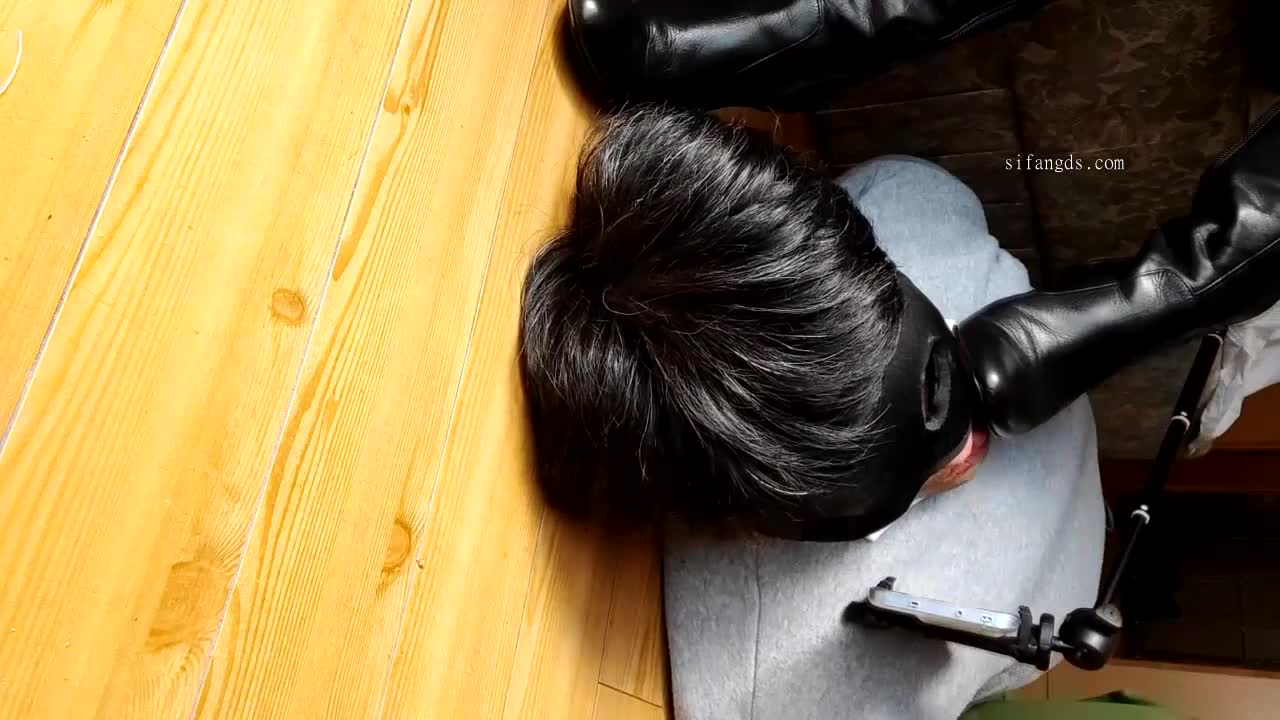 佐奈酱再次自拍了一张自己熟练踩踏他人的低角度自拍，其中有大量舔舐脏兮兮的靴底的镜头。她当然踩踏着对方的脸，拍下对方用靴子摩擦胯部，同时让他舔她的鞋子，熟练地将靴子移动到舌头的位置，以便舔遍对方的整个脚底。低角度拍摄的临场感十足，仿佛眼前的靴子正在攻击你。这是一部献给舔鞋和踩脸癖者的疯狂视频！佐奈酱应援踩踏自拍 ⑰ 用黑色靴子踩踏阴茎和面部