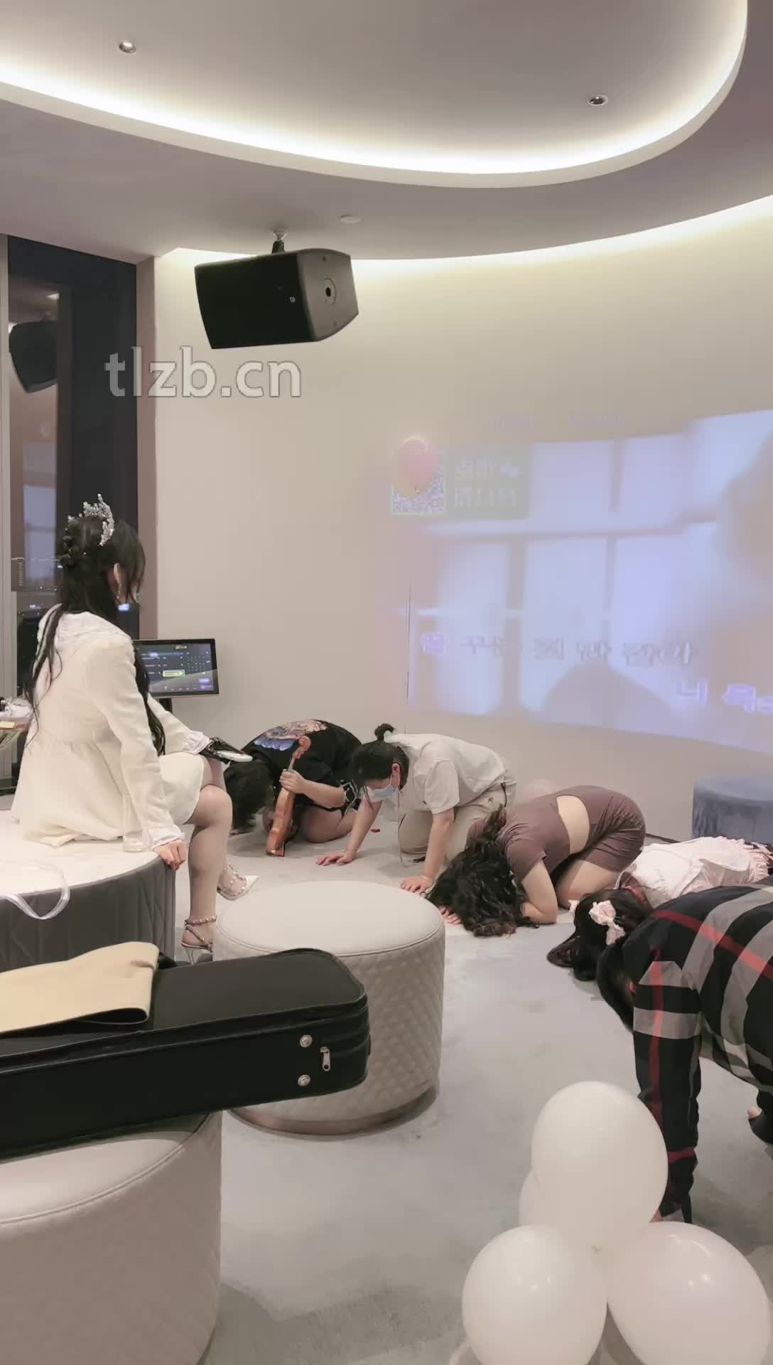 @2048.hk时安S 103_劲爆群调_男女M跪拜57分钟_劲爆群调_男女奴跪拜踩狗爪鞭打舔脏鞋一桶圣水