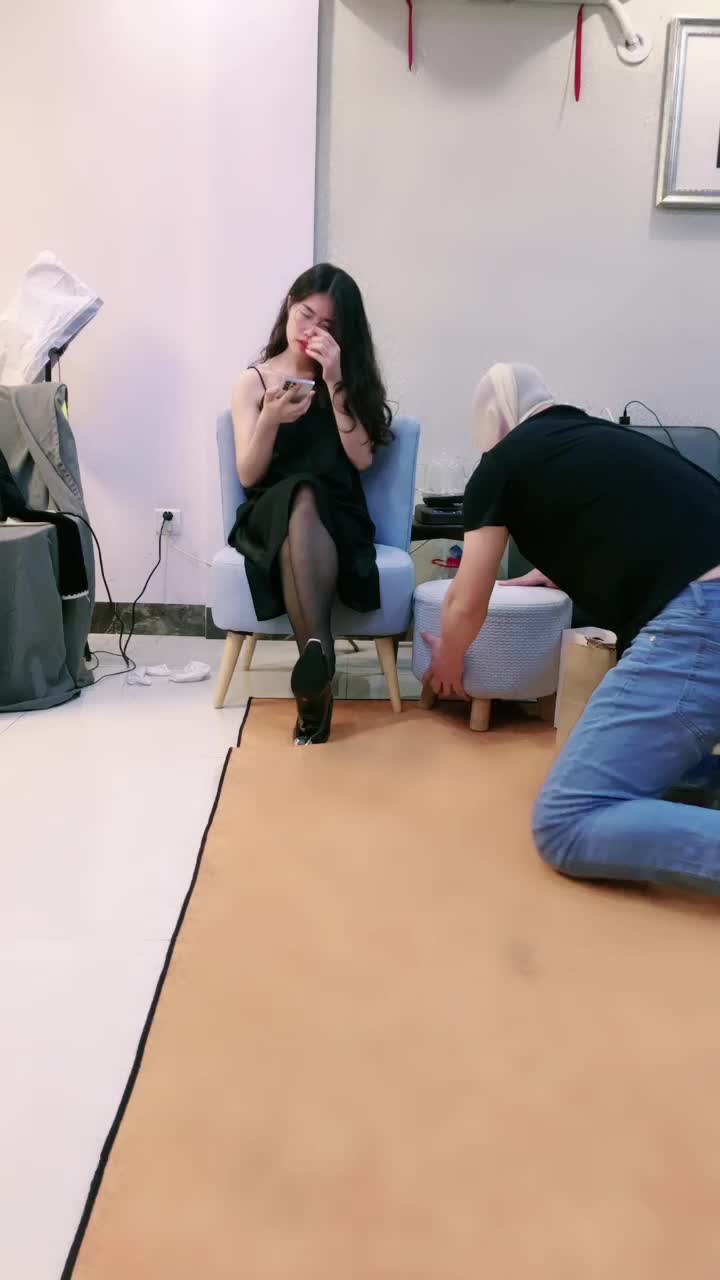 @2048.hk嘉妮S 032_闻小白鞋犯贱黑丝高跟踩喂食鞭打抽狗爪