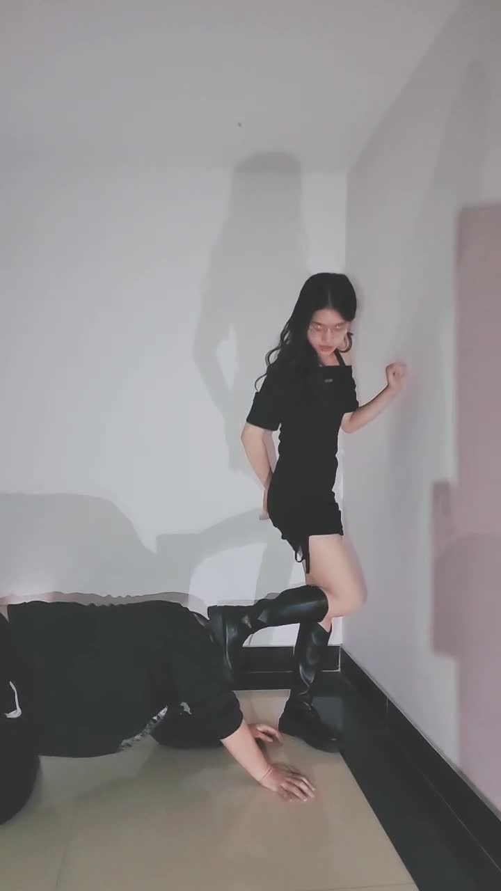 @2048.hk嘉妮S 057_楼梯间玩木33分钟_楼梯间遛狗_长靴碾压骑马舔脏鞋底肉丝踩踏