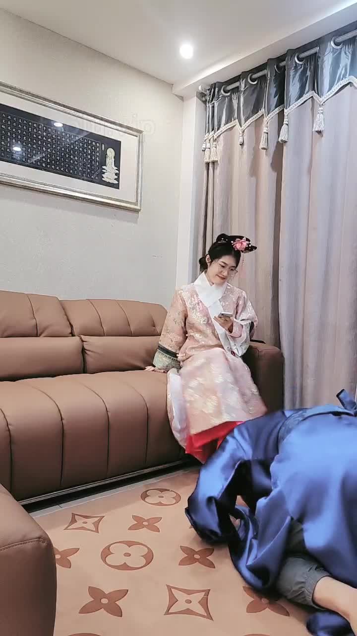 @2048.hk嘉妮S 082_小太监伺候61分钟_制服诱惑_格格装虐太监狗