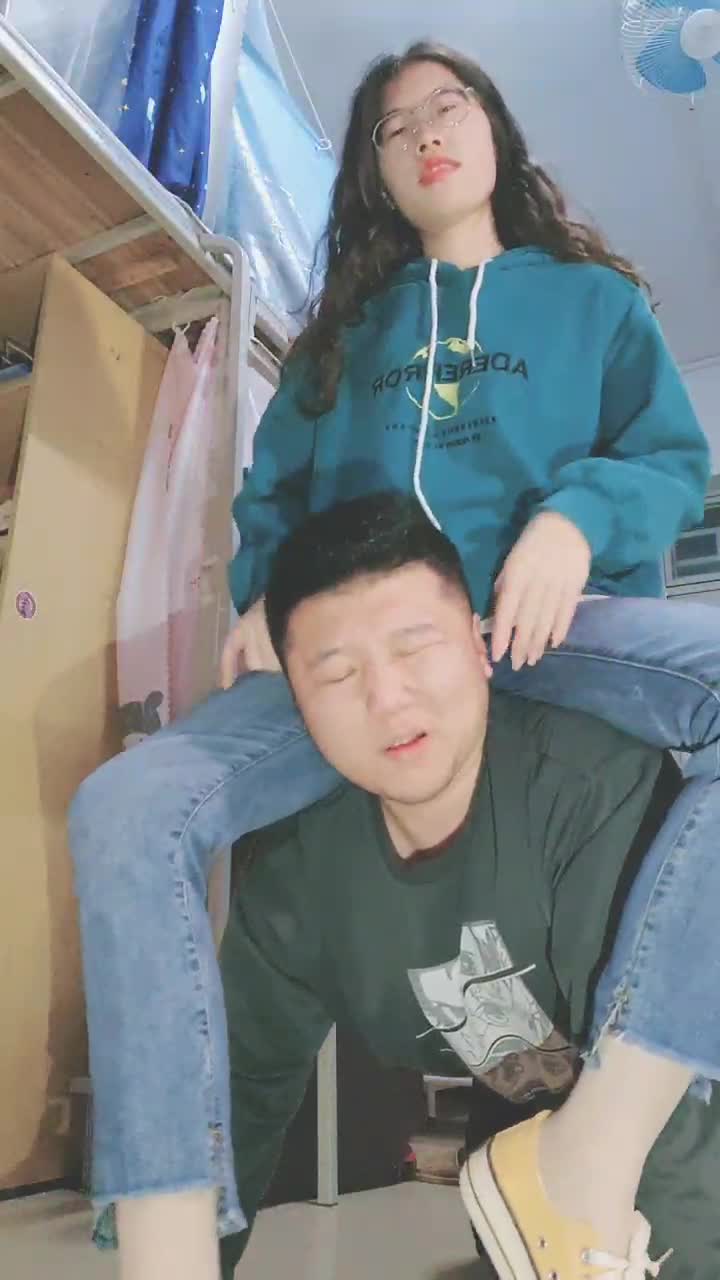 @2048.hk嘉妮S 053_宿舍玩起来50分钟_场景调_真实大学宿舍_骑马闻臭脚棉袜窒息转胯爬行