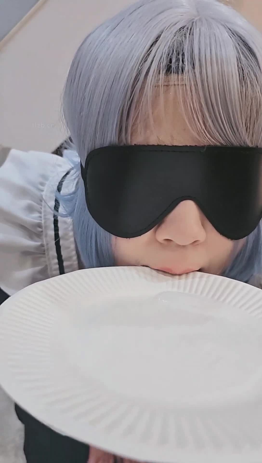 @2048.hk嘉妮S 128 虐待CD奴-强制喂食专场