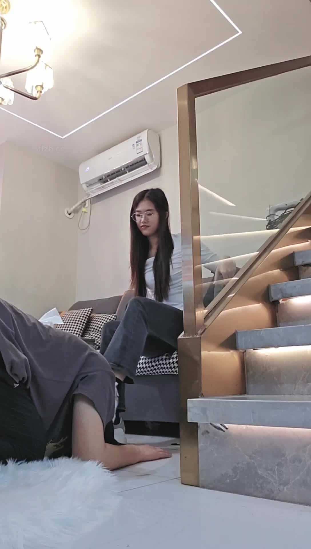 @2048.hk嘉妮S 125 调教37分钟 运动后脏鞋臭袜踩虐