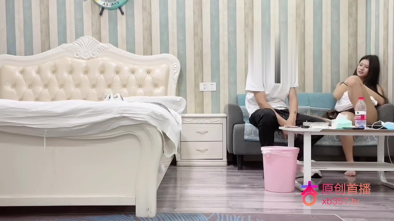 探花小飞哥酒店高端约炮极品爆乳居然没看上换了个身材苗条的清纯学妹各种姿势抱起爆插