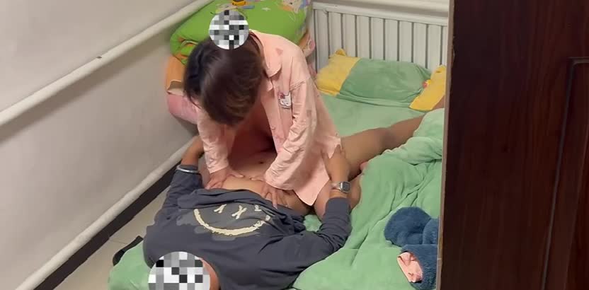 2048.hk@中年大叔家里暗藏摄像头__真实记录和老婆啪啪全过程