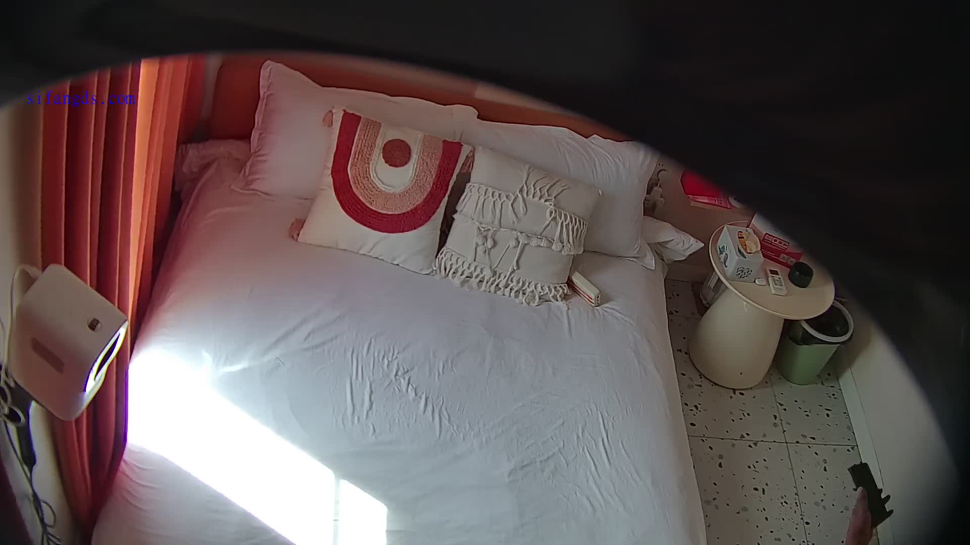 2048.hk@最新流出酒店摄像头偷拍胖哥约炮穿球衣的单位少妇偷情先尝尝逼的味道再把她扑倒干一炮