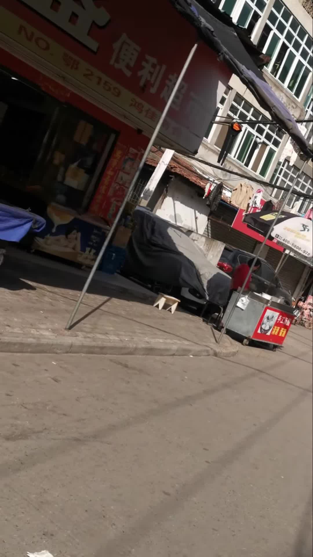 2048.hk@早九点，来汉口办事，事毕，想起有人说此处可修车，遂停留考察了一番以备下次，却不料……尼玛啊，大清早的都有啊，丧心病狂啊……