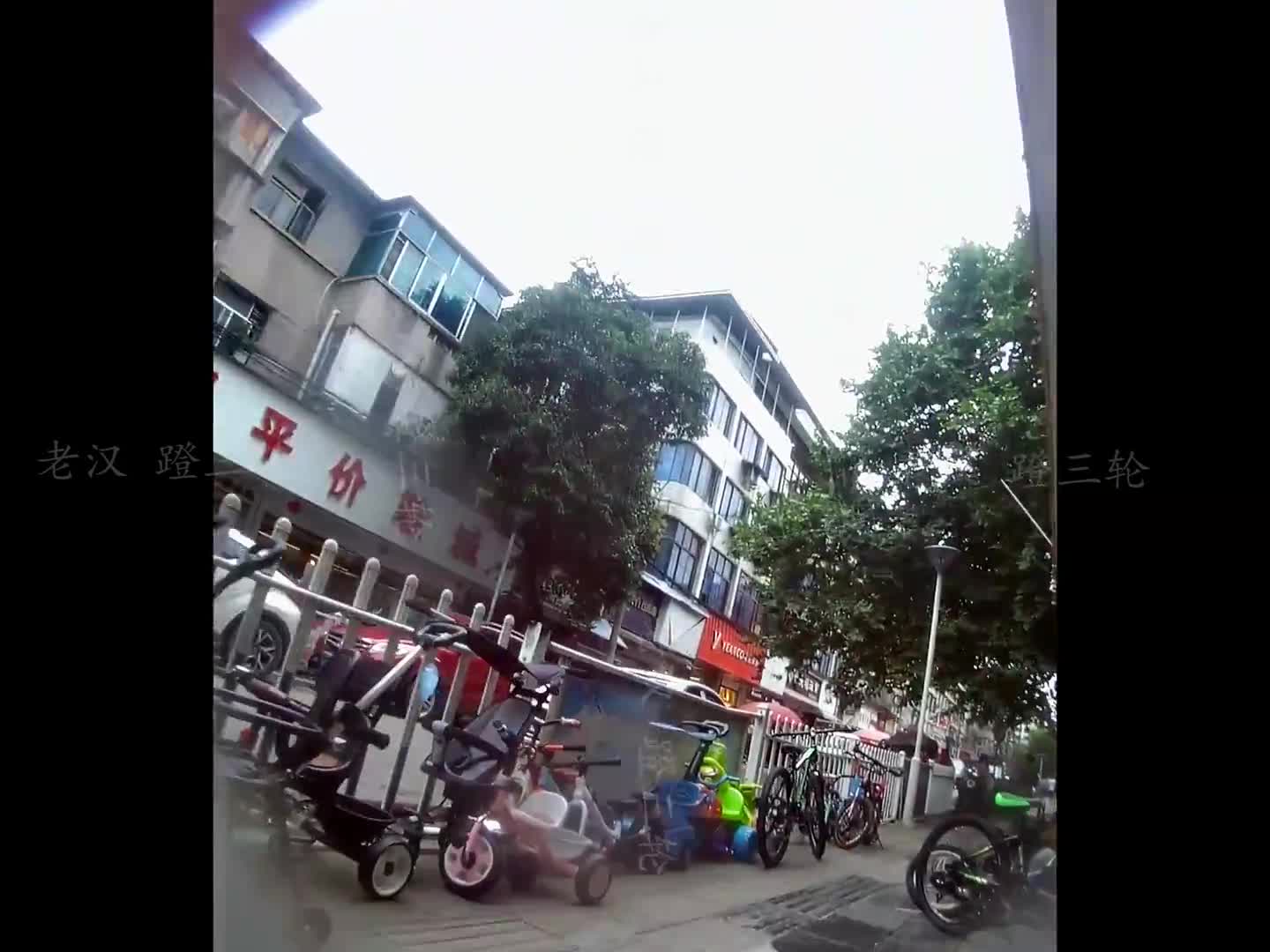 2048.hk@贵州-贵阳    小姐姐总在最热闹街区小胡同里站着，