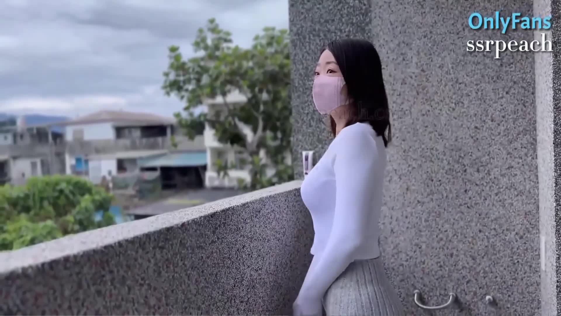 2048.hk@-漂亮大奶美眉_SSRPeach_身材丰满大翘臀_大白天被小哥在阳台后入猛怼