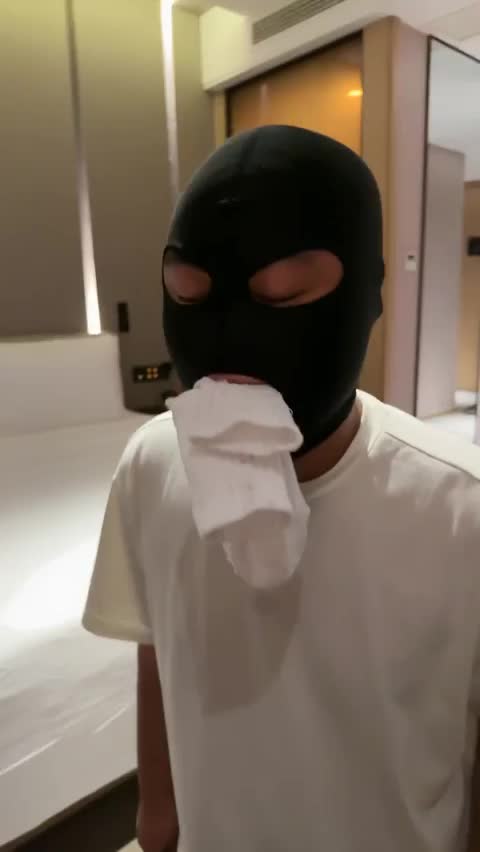 2048.hk@子熙TJ：嘴叼白袜骑马鞭打裸足脏鞋底狂舔