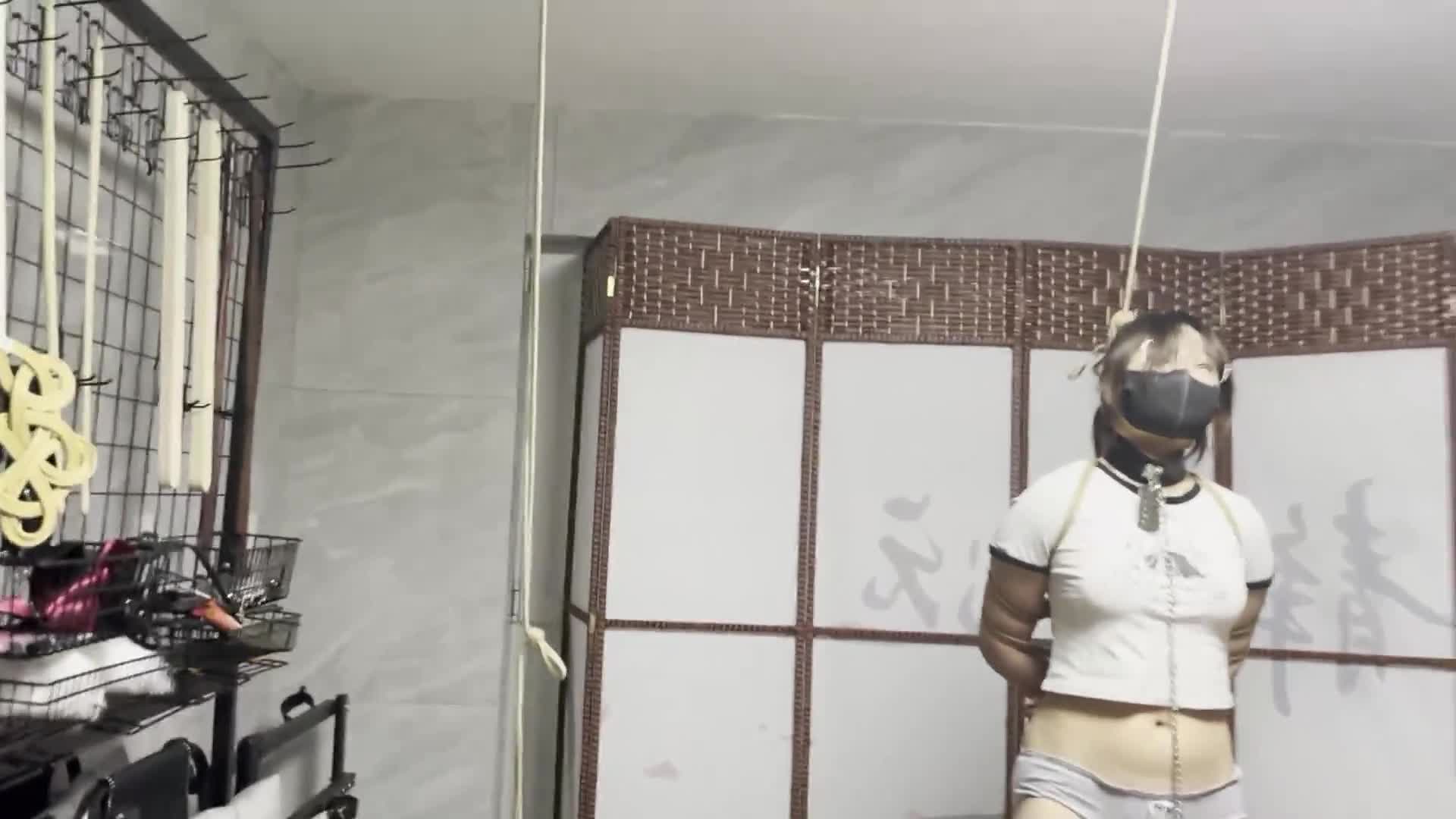 2048.hk@新模大一新生小呆三角木马吊脚 上下电击调教！